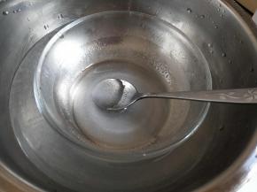 细砂糖加水，隔热水搅拌至糖完全融化。