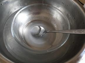 细砂糖加水，隔热水搅拌至糖完全融化。