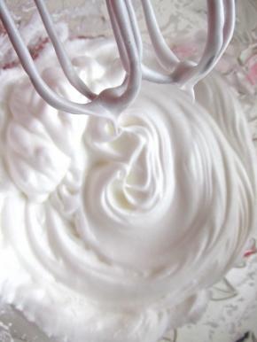 蛋清加白糖打发。