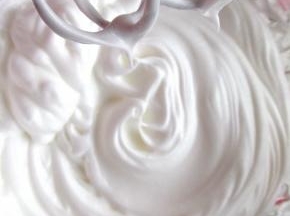 蛋清加白糖打发。