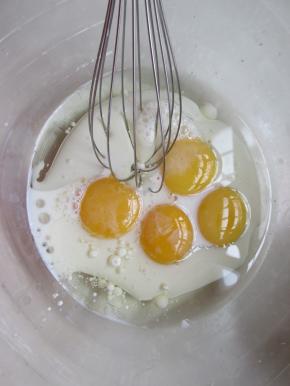 把蛋黄蛋清分开，蛋黄和牛奶玉米油拌匀。
