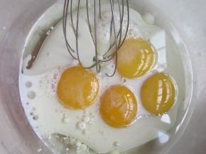 把蛋黄蛋清分开，蛋黄和牛奶玉米油拌匀。