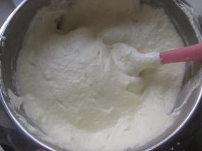 拌匀成细腻的蛋糕糊。