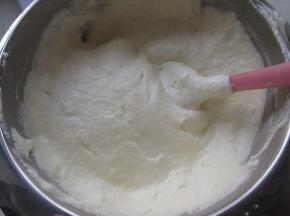 拌匀成细腻的蛋糕糊。