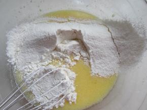 筛入低筋面粉拌匀成蛋黄糊。