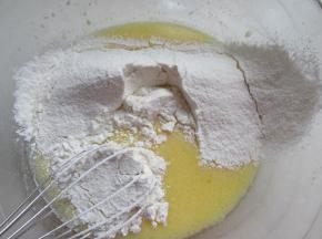 筛入低筋面粉拌匀成蛋黄糊。
