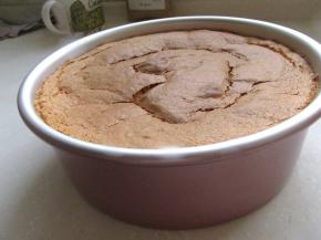 把学厨粉色8村模具洗净，倒入蛋糕糊，烤箱200度预热，上下火140度烤10分钟，在调高到150度烤50分钟即可，拿出倒扣晾凉。