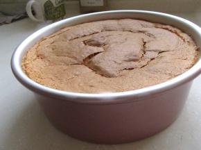 把学厨粉色8村模具洗净，倒入蛋糕糊，烤箱200度预热，上下火140度烤10分钟，在调高到150度烤50分钟即可，拿出倒扣晾凉。