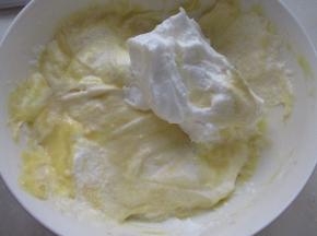 分三次加入到蛋黄糊中。