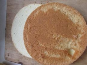 凉透后用蛋糕刀切成两片。