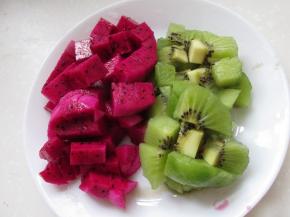 把水果切成小块备用。