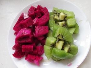 把水果切成小块备用。