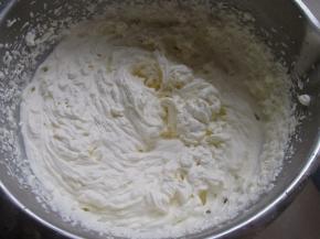 淡奶油加糖打发。