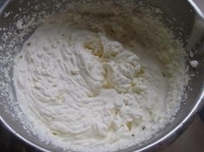淡奶油加糖打发。