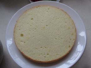 把一片蛋糕放到盘子上。