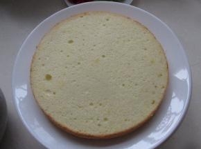 把一片蛋糕放到盘子上。