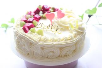 再盖上另一片蛋糕，抹匀，用水果装饰即可。