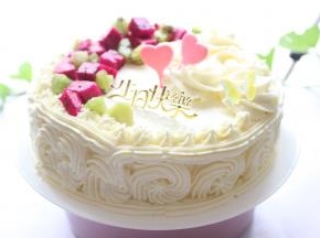 再盖上另一片蛋糕，抹匀，用水果装饰即可。