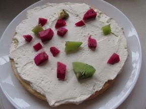 抹上奶油，撒上水果粒。