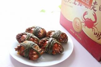 带着苇草一起蒸，味道会更美哦，我很喜欢这种苇草的味道。