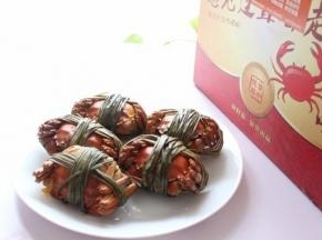 带着苇草一起蒸，味道会更美哦，我很喜欢这种苇草的味道。