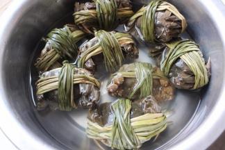 赶快找个盆加点水，让大闸蟹洗个澡，透透气，真的每个都达到2.5两有的甚至达到了150克，个头均匀，大闸蟹轻易不会死，有时候捆的时间太长，看起来没有活力，那水盆让螃蟹缓一会就会缓过来。