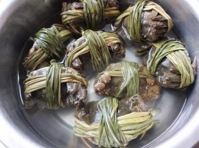 赶快找个盆加点水，让大闸蟹洗个澡，透透气，真的每个都达到2.5两有的甚至达到了150克，个头均匀，大闸蟹轻易不会死，有时候捆的时间太长，看起来没有活力，那水盆让螃蟹缓一会就会缓过来。