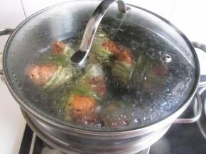 盖上盖子大约蒸10分钟即可。