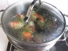 盖上盖子大约蒸10分钟即可。