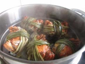 关火，打开盖子，呈现在眼前就是诱人红亮的大闸蟹。