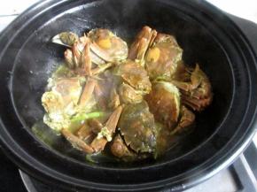 盖上盖子略焖5分钟加少许盐调味即可，大闸蟹很好熟不需要很长时间，老了会影响口感。