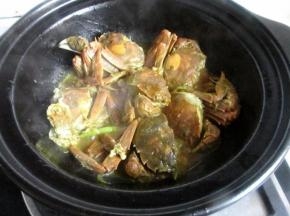 盖上盖子略焖5分钟加少许盐调味即可，大闸蟹很好熟不需要很长时间，老了会影响口感。