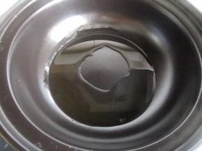 锅里放入花生油。