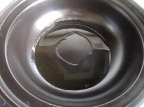 锅里放入花生油。