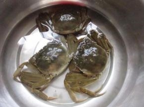 大闸蟹用水缓一会，做一款具有泰风的咖喱蟹。