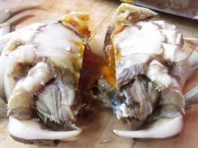 用刀从中间用刀切开，看肥肥的黄都流出来了。