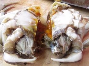 用刀从中间用刀切开，看肥肥的黄都流出来了。