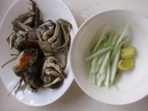 葱姜切丝备用，在煮食螃蟹时，宜加入一些、鲜生姜，以解蟹毒，减其寒性。