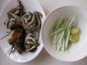 葱姜切丝备用，在煮食螃蟹时，宜加入一些、鲜生姜，以解蟹毒，减其寒性。