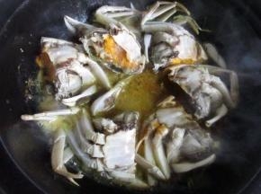 倒入阳澄湖大闸蟹。