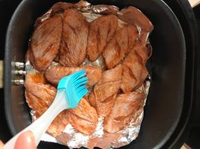 蜂蜜和水1：1调匀，烤前、中途，出锅前两三分钟各刷一次蜂蜜水， 190度15分钟，炸锅温度有所差异，具体自己把握