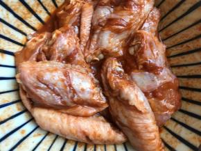 带上一次性手套抓匀，腌制4小时以上