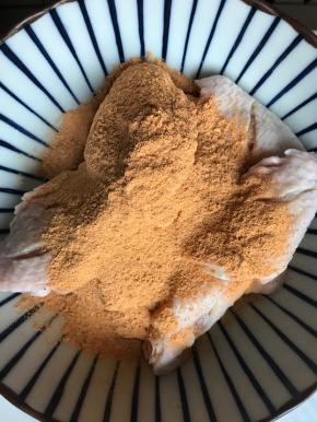 撒入新奥尔良烤翅料