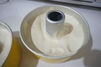 将混合好的蛋糕面糊倒进干净的18CM活底中空模具中，或者两个15cm中空模具中（不要抹油、不要有水）