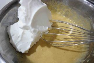 准备混合面糊之前先去预热烤箱，175度，取1/3蛋白霜入蛋黄糊盆里，用刮刀切拌均匀（要上下翻动，不要转圈）