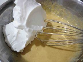 准备混合面糊之前先去预热烤箱，175度，取1/3蛋白霜入蛋黄糊盆里，用刮刀切拌均匀（要上下翻动，不要转圈）