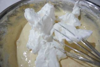 再取1/3蛋白霜入蛋黄糊盆里，用刮刀切拌均匀