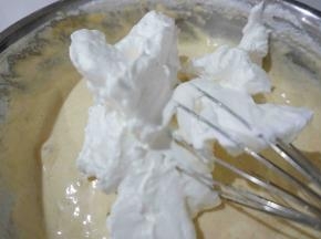 再取1/3蛋白霜入蛋黄糊盆里，用刮刀切拌均匀