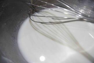 搅拌至奶牛和油完全融合，呈乳化状态