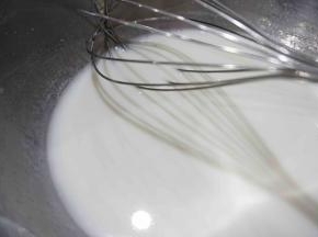 搅拌至奶牛和油完全融合，呈乳化状态